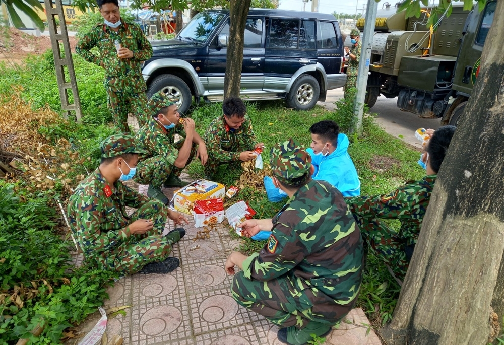 Bữa trưa tranh thủ của bộ đội hóa học trên đường thực hiện nhiệm vụ.